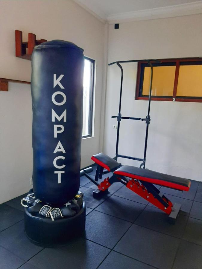 Medewi Manor Aparthotel Airsatang Kültér fotó